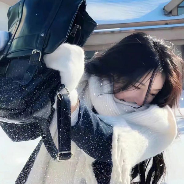 裸男歌唱